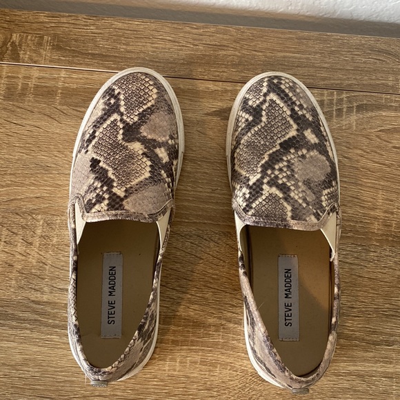 ❌SOLD❌ Steve Madden Safary, faux snakeskin slip on sneaker - size 7 - Picture 6 of 7